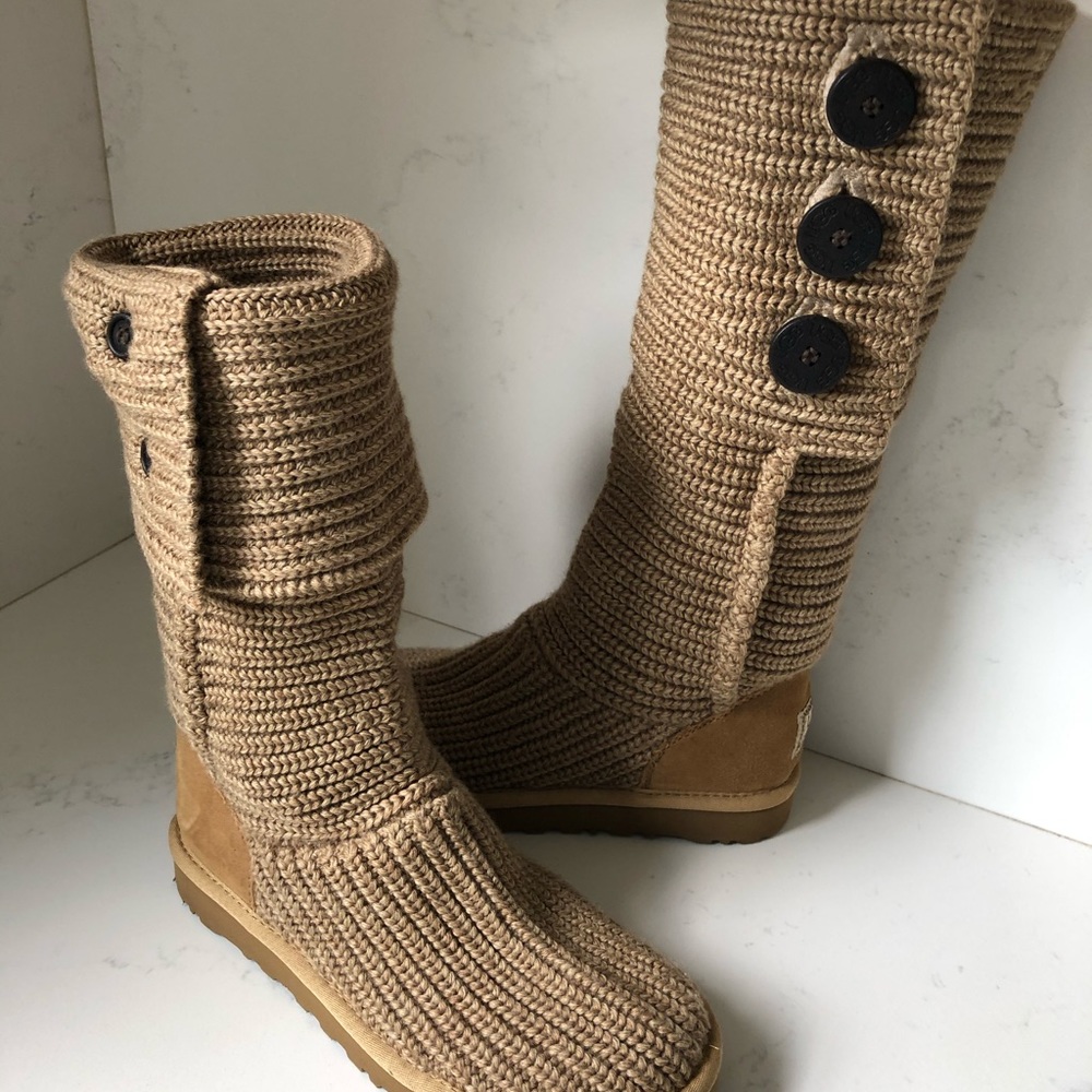 Woman’s Uggs Cardy Knit Boots never wore them